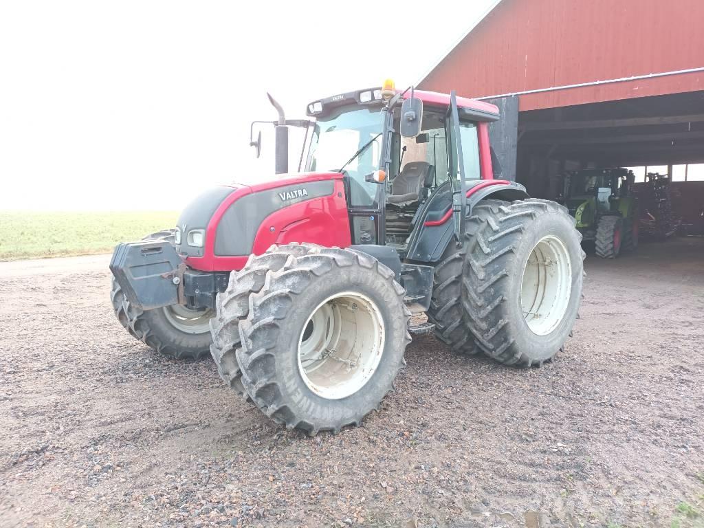 Valtra N 141 Traktorit