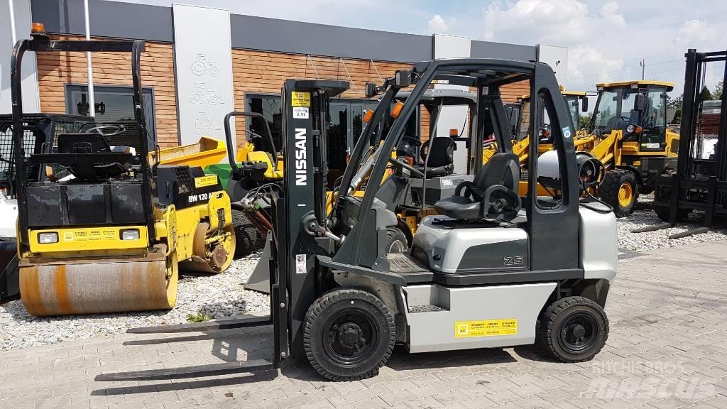 Nissan U1D2A25LQ Nestekaasutrukit