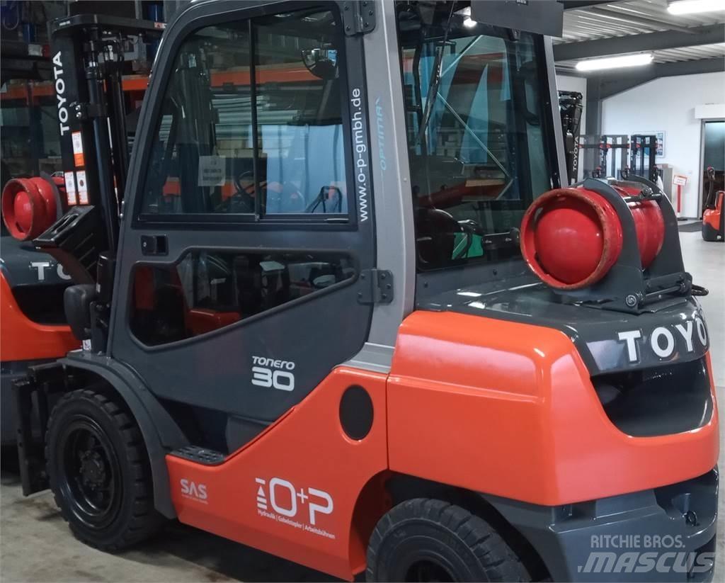 Toyota 02-8FGF30 Nestekaasutrukit