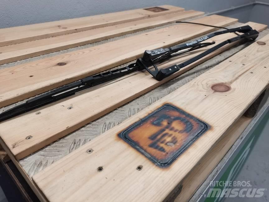 Manitou MLT  wiper Ohjaamo ja sisusta
