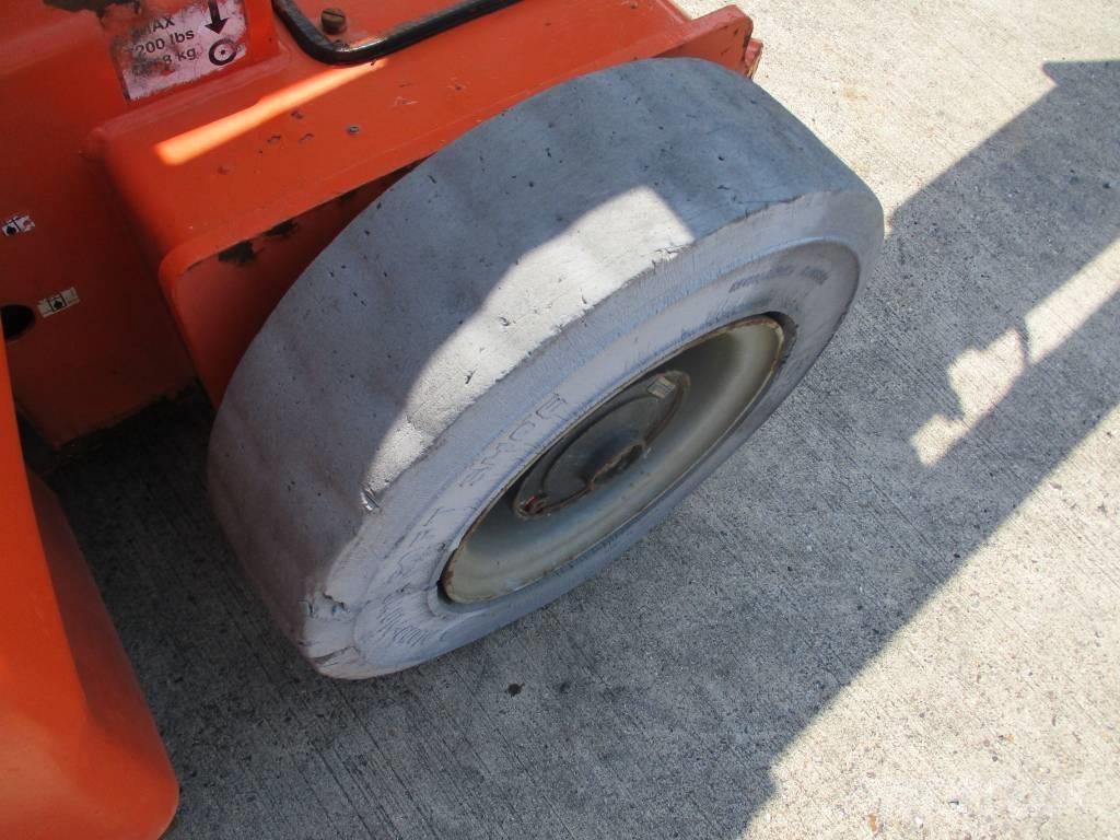 JLG E 400 AJPN (146) Pienikokoiset itseliikkuvat puominostimet