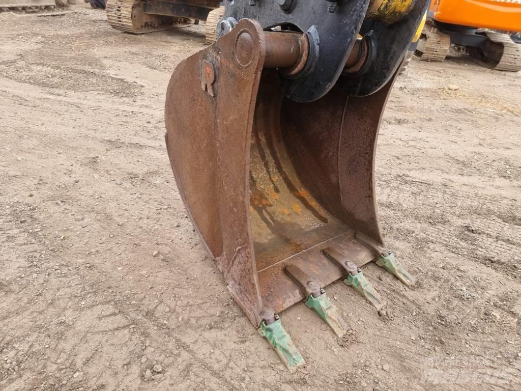 JCB JS 210 LC Telakaivukoneet