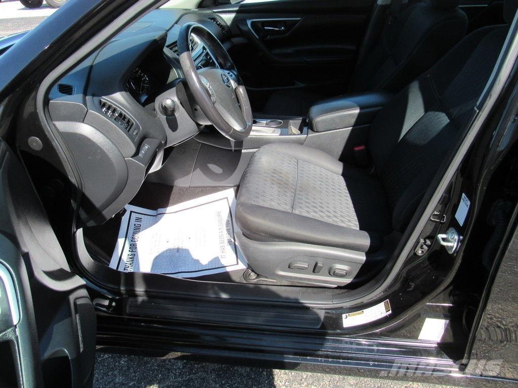 Nissan Altima Henkilöautot
