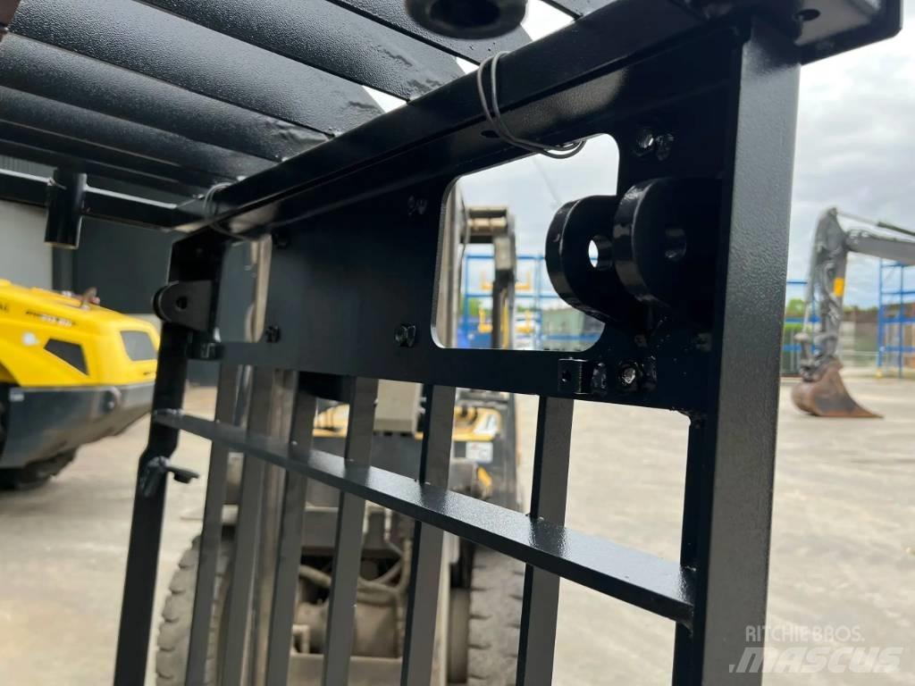 CAT 325D Guard Ohjaamo ja sisusta