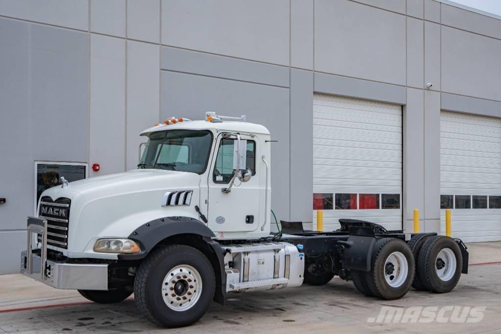 Mack Granite GU 813 Vetopöytäautot