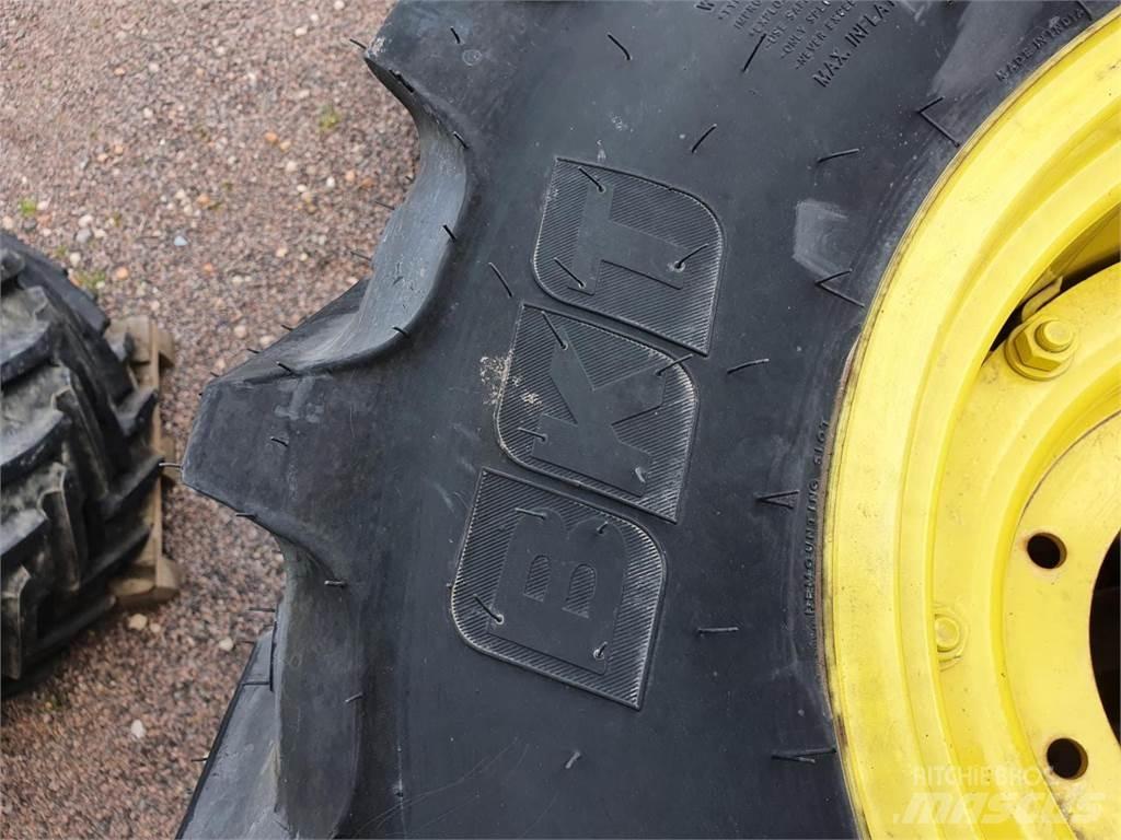 BKT 320/85R20 x2 Renkaat ja vanteet