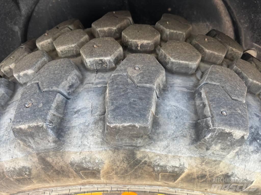 Komatsu WA 100 M-8E0 Pyöräkuormaajat