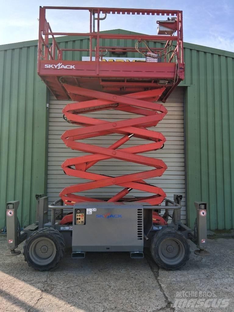 SkyJack SJ 6832 RT Saksilavat