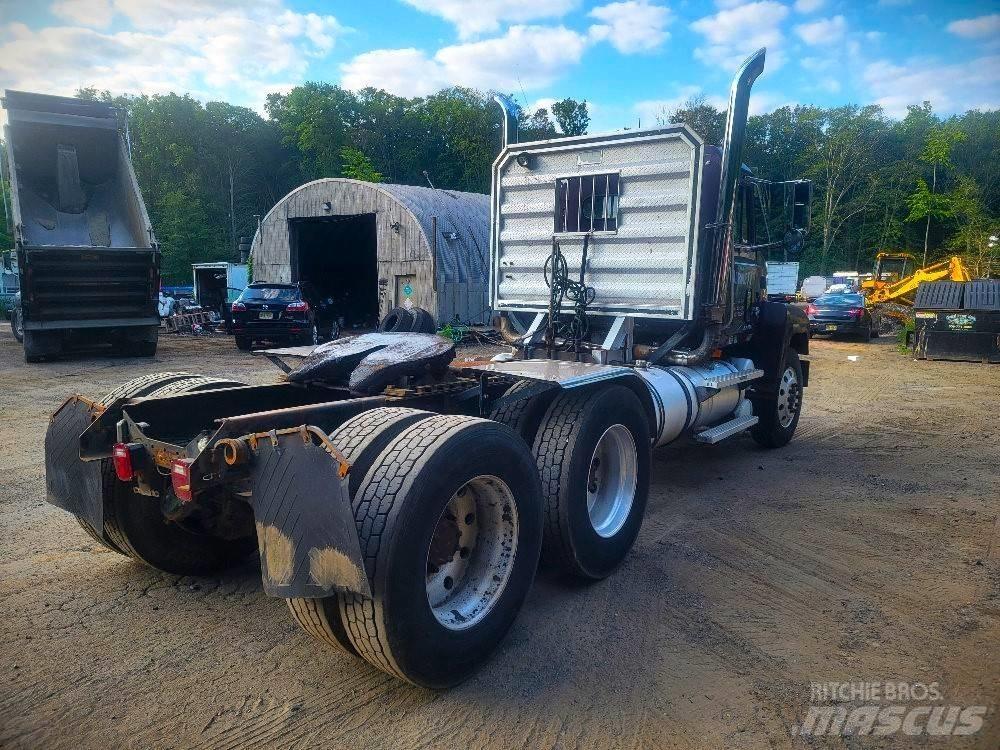Mack CH 613 Vetopöytäautot