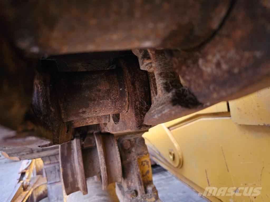 CAT D6T Telaketjupuskutraktorit