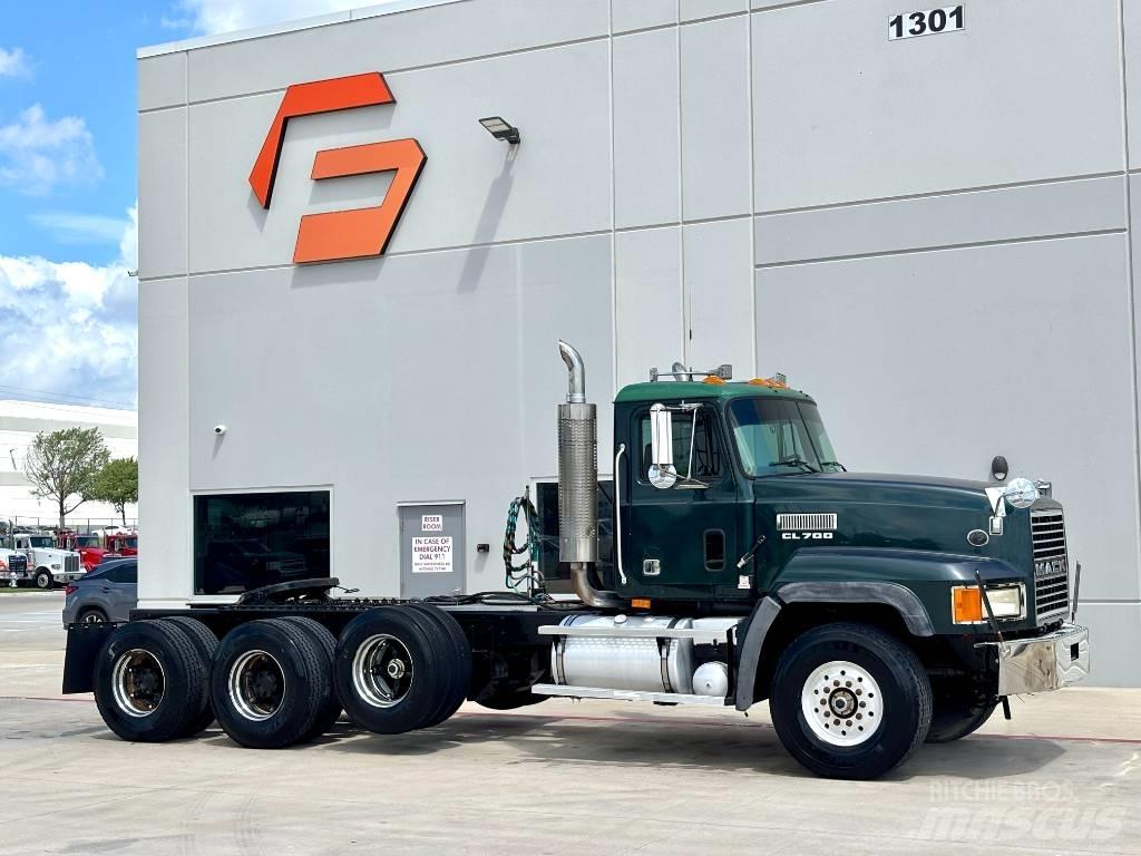 Mack CL 713 Vetopöytäautot