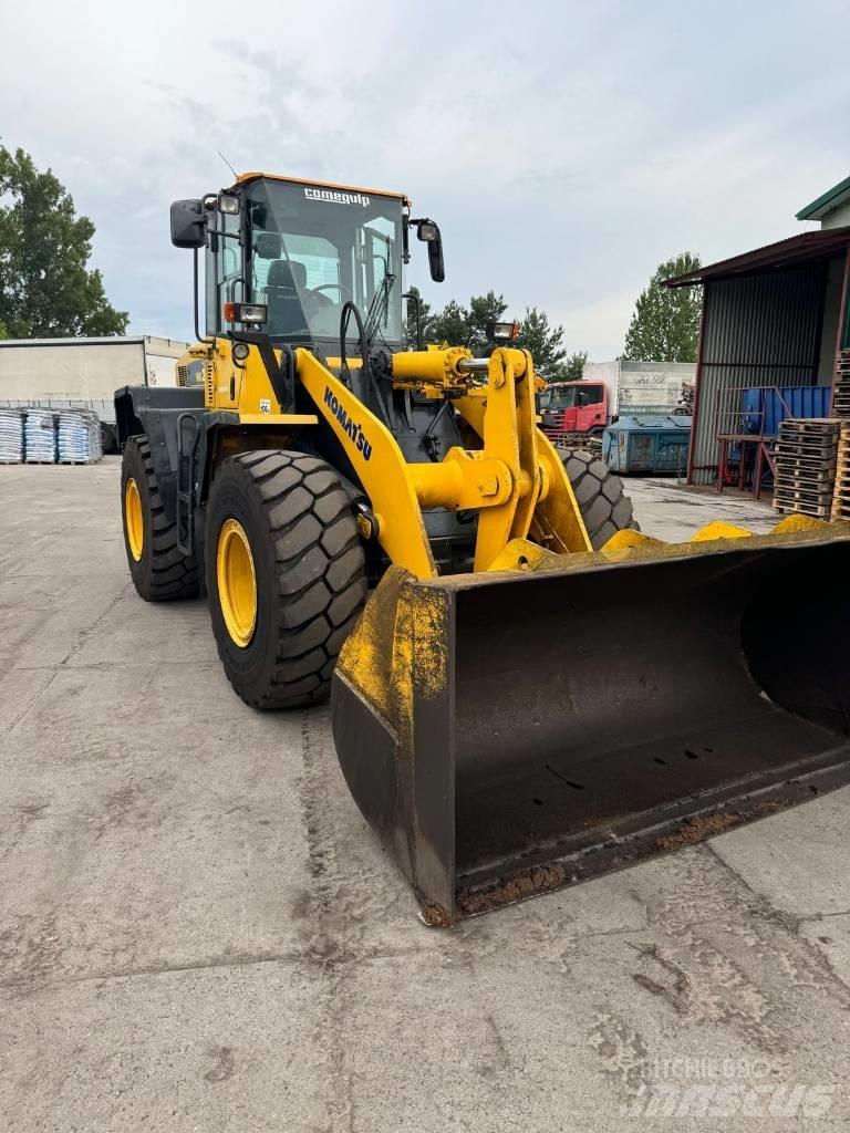 Komatsu WA250 Pyöräkuormaajat