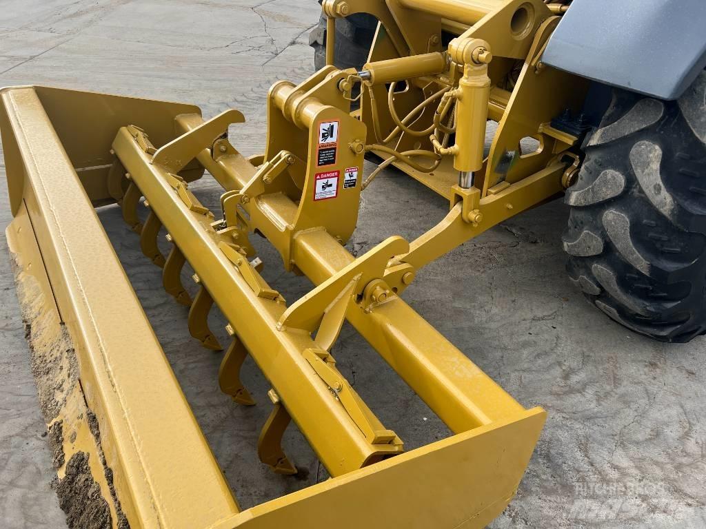 John Deere 210L EP Etukuormaimet ja kaivuulaitteet