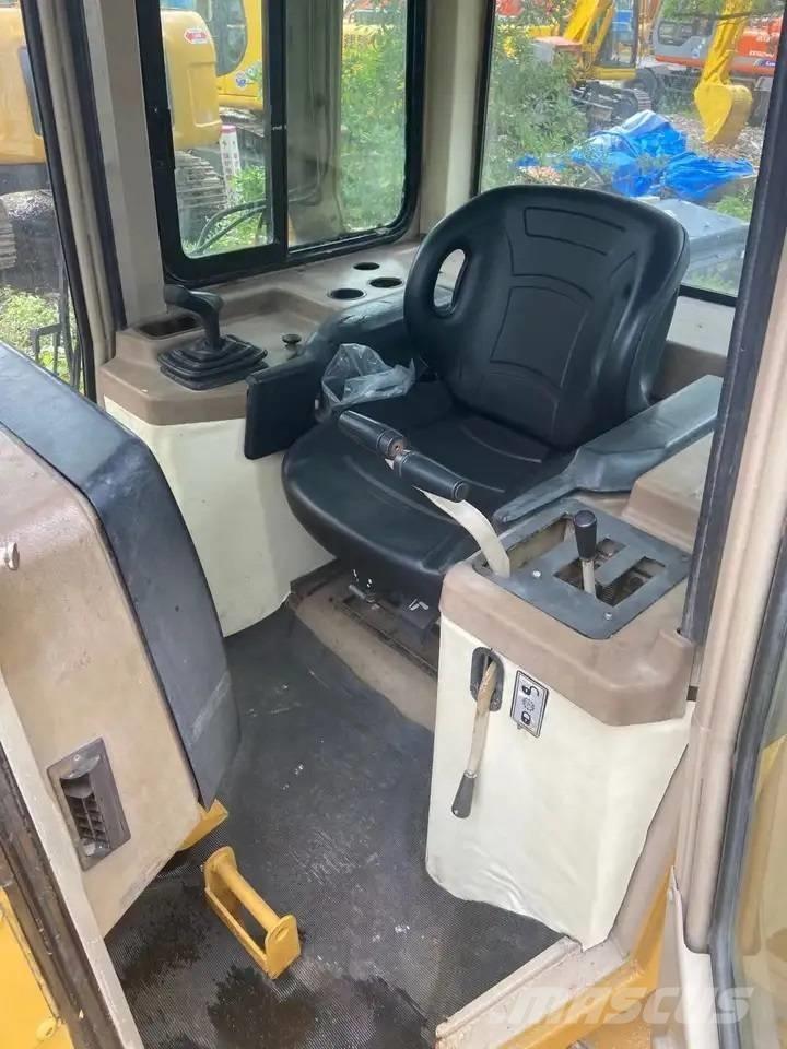 CAT D5M Telaketjupuskutraktorit