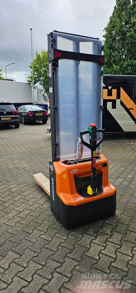 Doosan LSM 12 N Käyden ajettavat pinoamistrukit