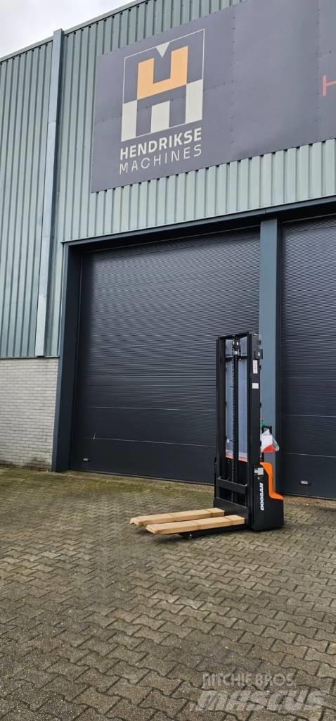 Doosan LSM 12 N Käyden ajettavat pinoamistrukit