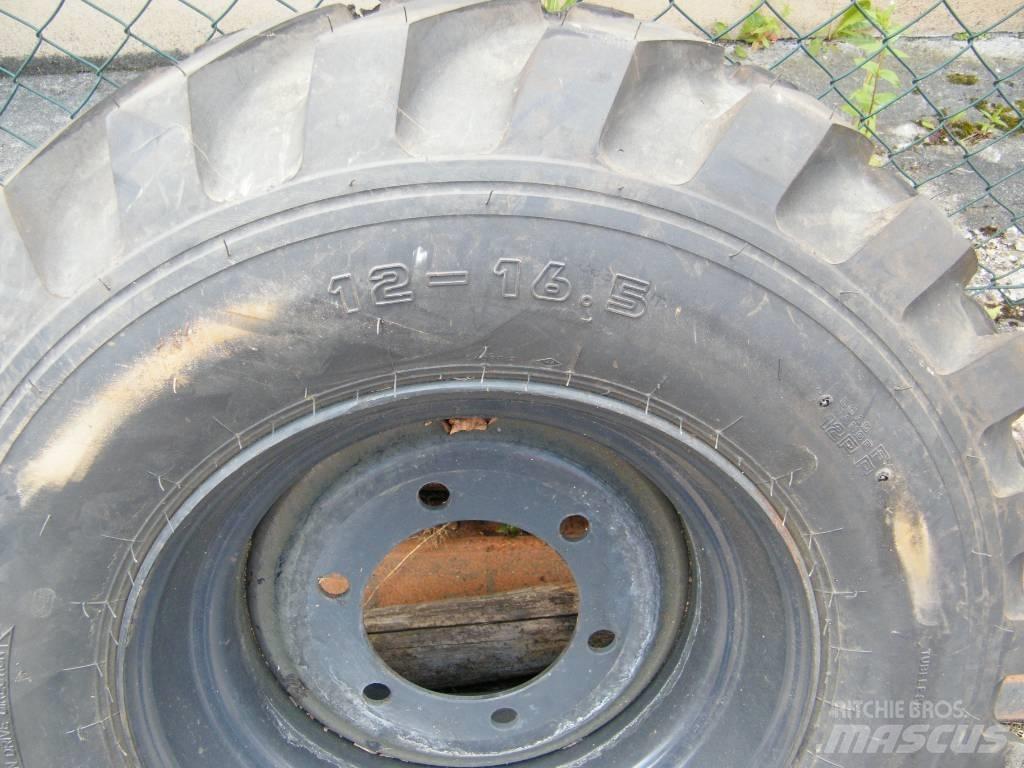 Kumho 12-16,5 Renkaat ja vanteet