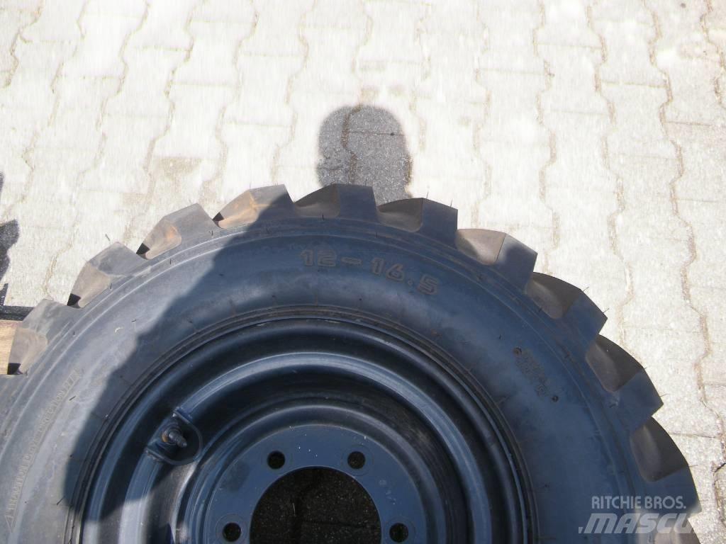 Kumho 12-16,5 Renkaat ja vanteet