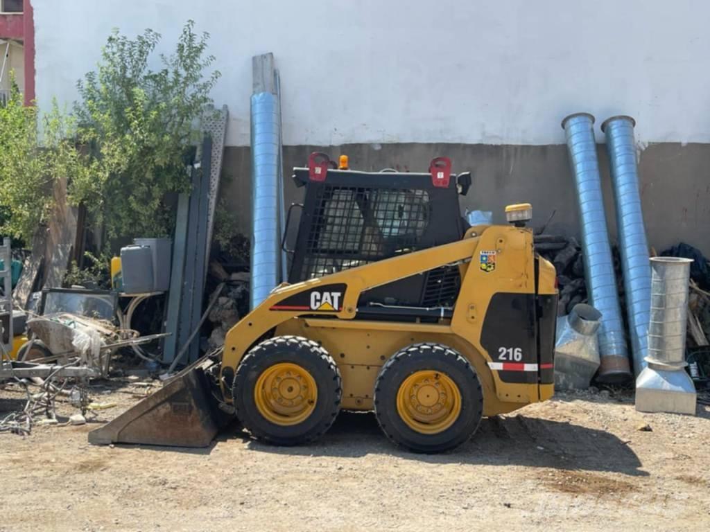 CAT 216 Liukuohjatut kuormaajat