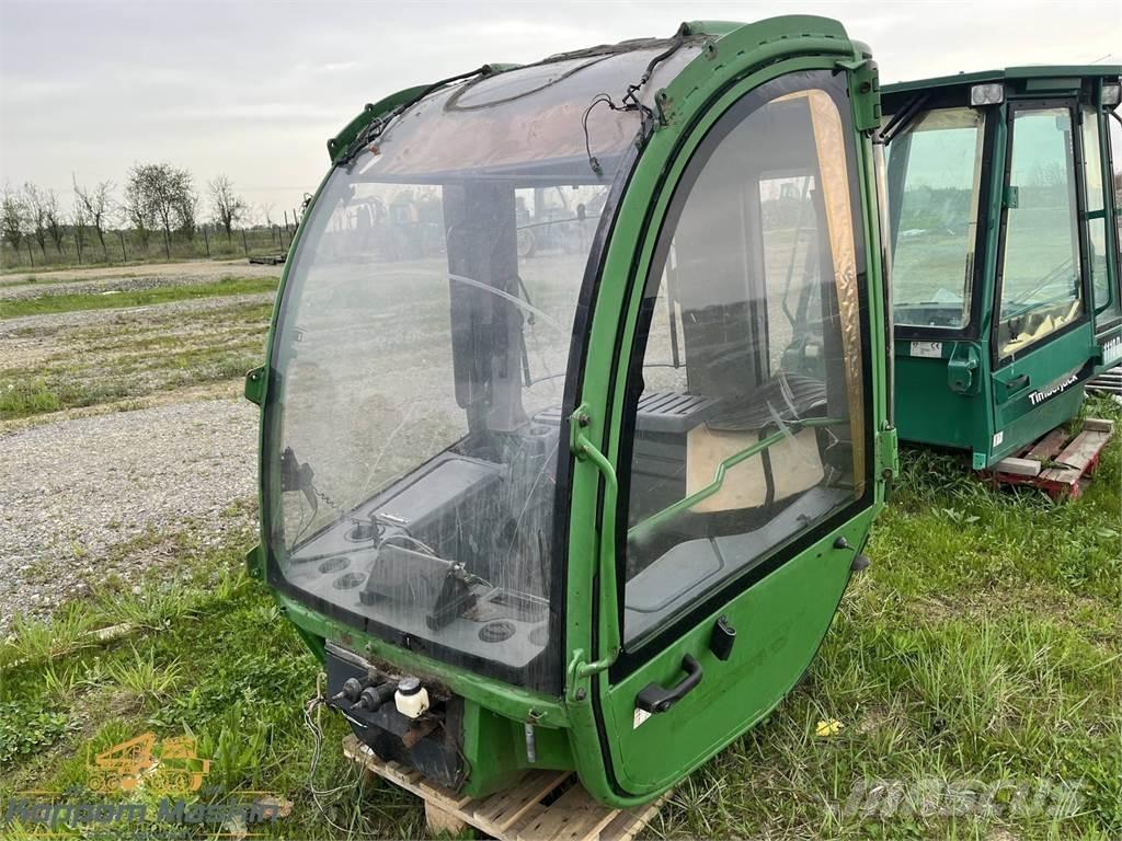 John Deere 1470E Ohjaamo ja sisusta