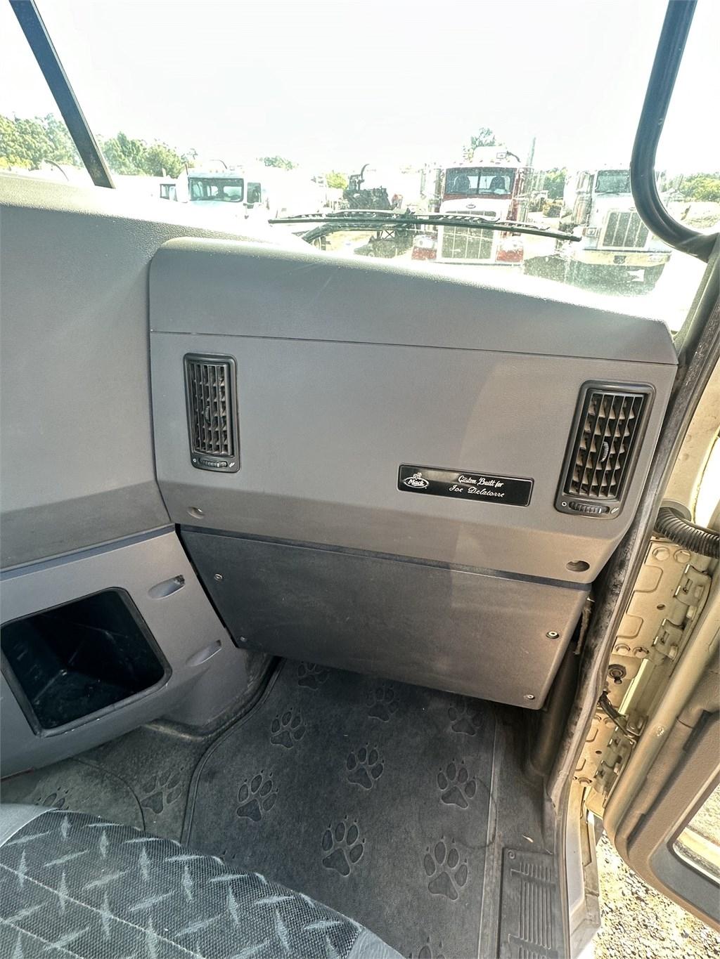 Mack CHU 613 Vetopöytäautot