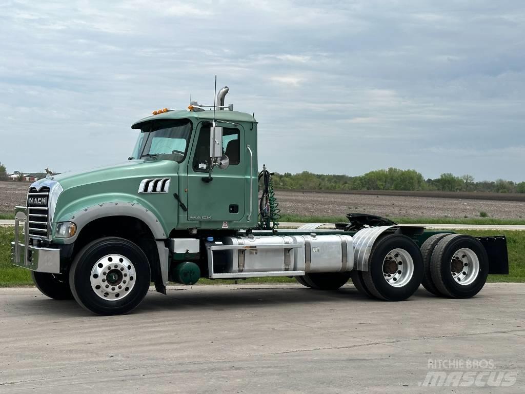 Mack GU713 Vetopöytäautot
