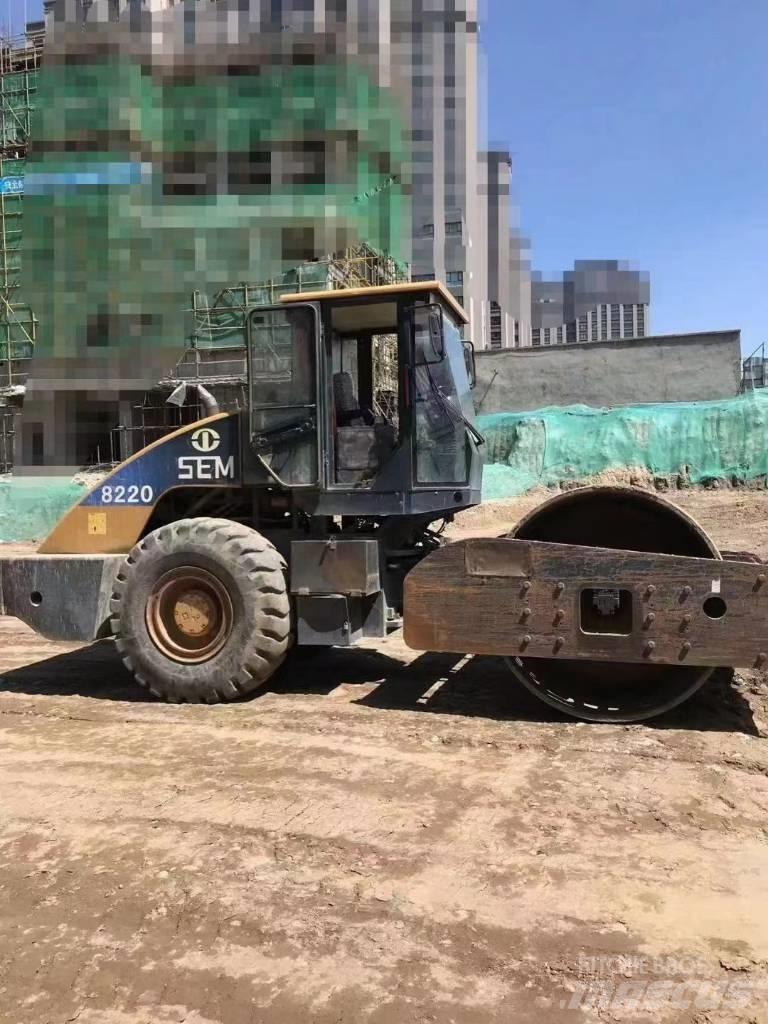 SEM 8220 compactor Yksivalssijyrät