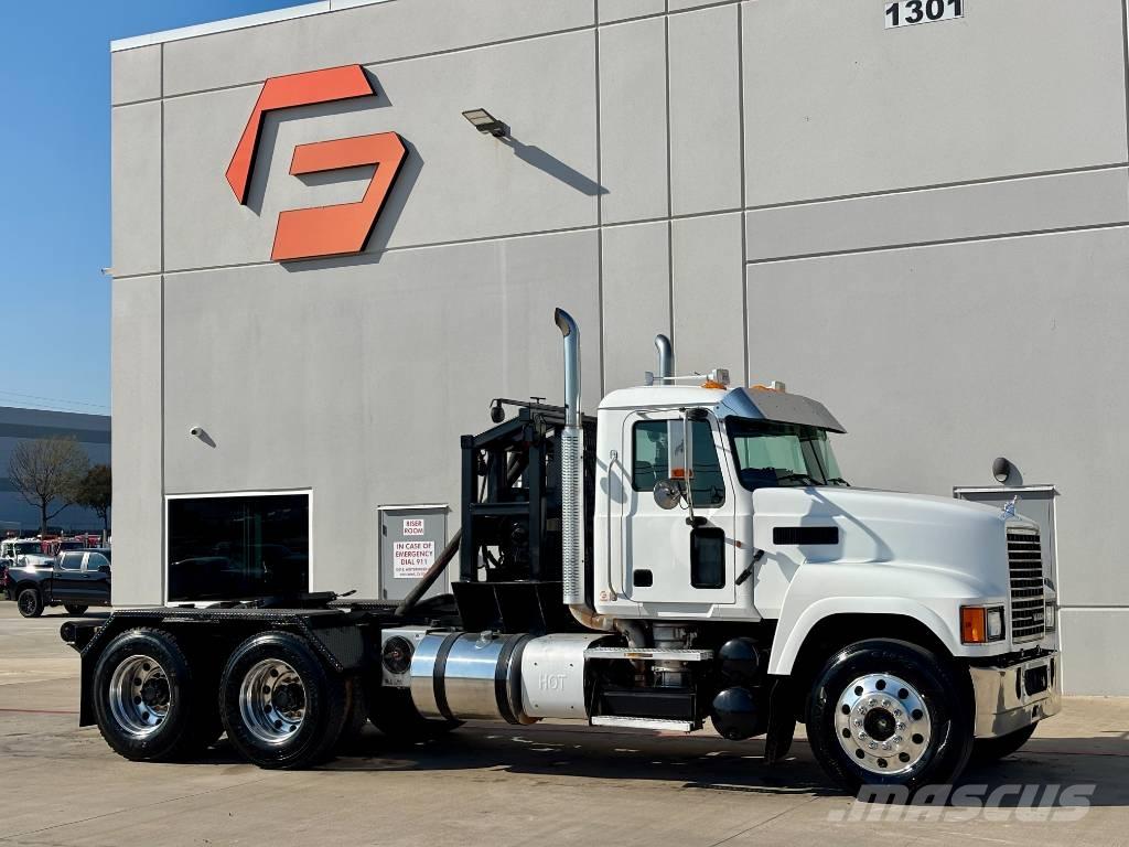 Mack CHU 613 Hinausautot