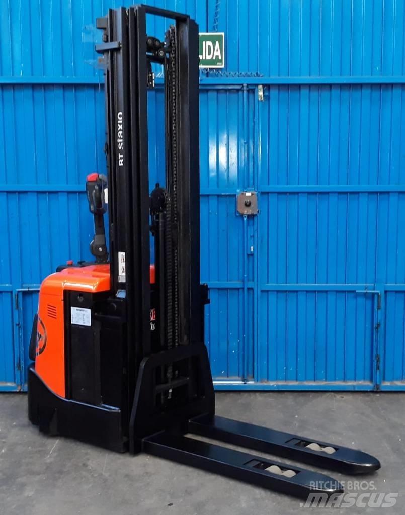 BT SPE 125 Ajettavat pinoamisvaunut