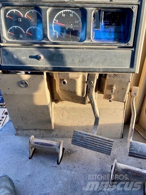 CAT D 11 R Telaketjupuskutraktorit