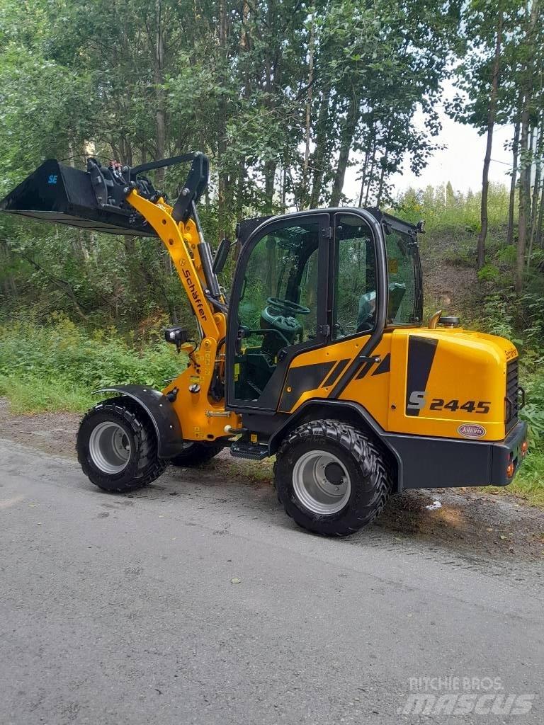 Schäffer 2445s Liukuohjatut kuormaajat