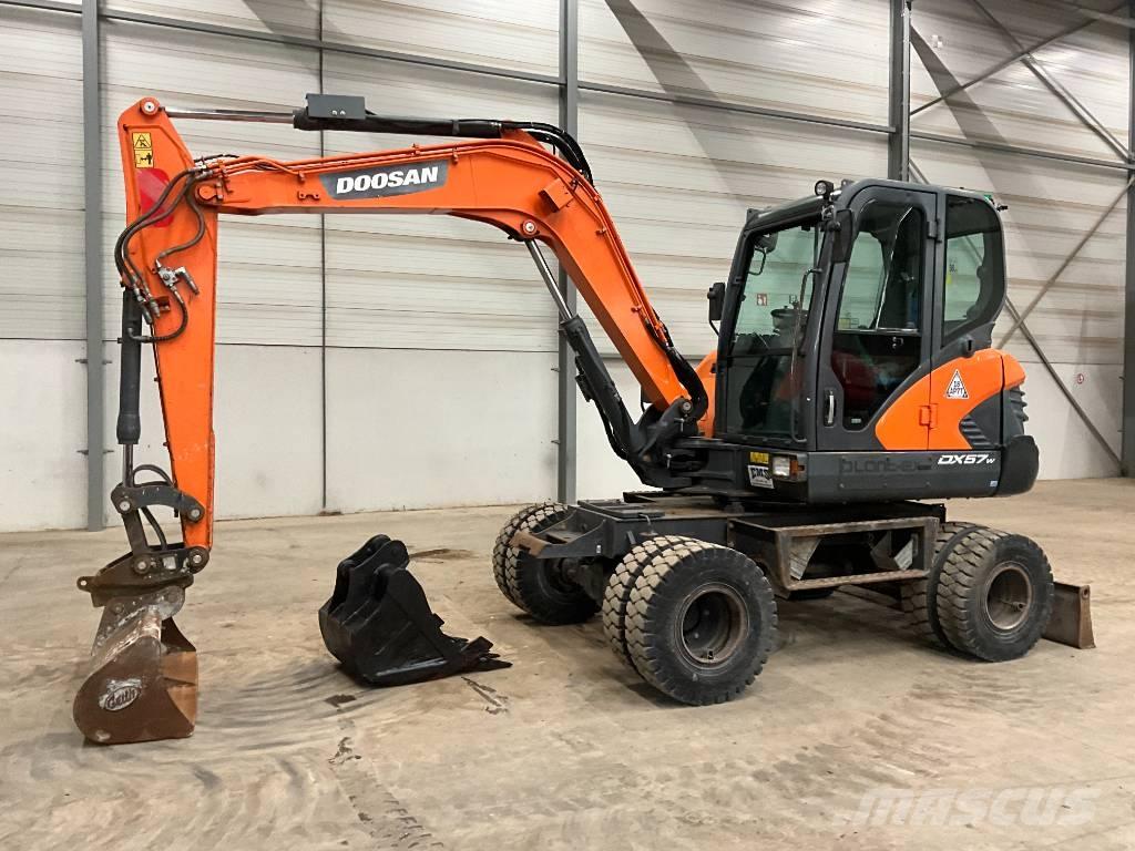 Doosan DX 57 W-5 Pyöräkaivukoneet