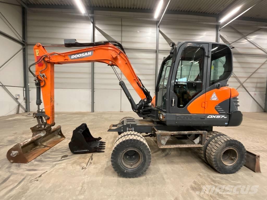 Doosan DX 57 W-5 Pyöräkaivukoneet