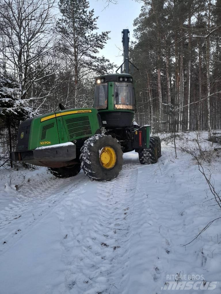 John Deere 1070 E Harvesterit