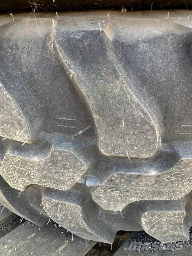 Dunlop 405/70R20 Renkaat ja vanteet