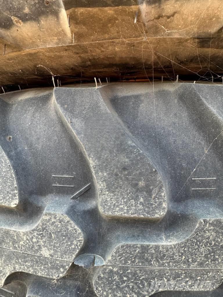 Dunlop 405/70R20 Renkaat ja vanteet