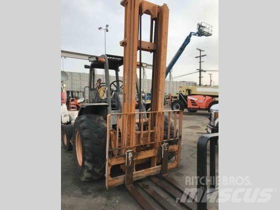 CASE 586H Maastotrukit