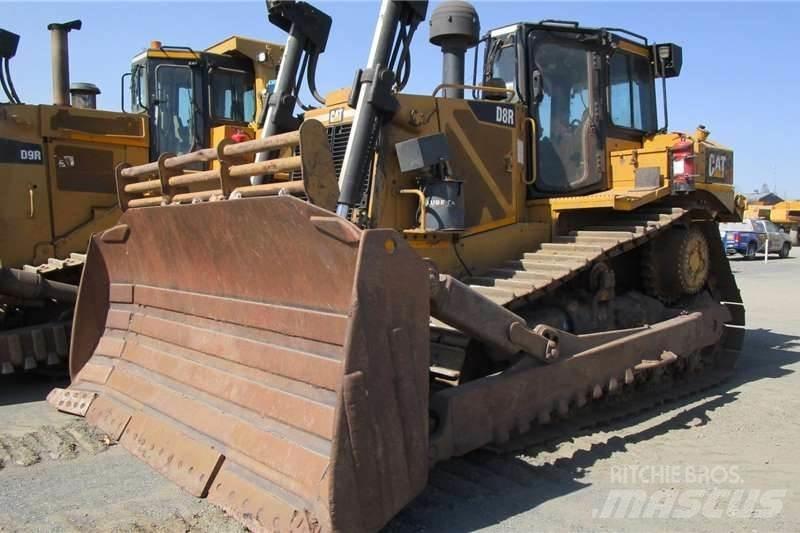 CAT D8R Telaketjupuskutraktorit