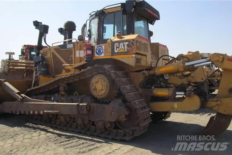 CAT D8R Telaketjupuskutraktorit