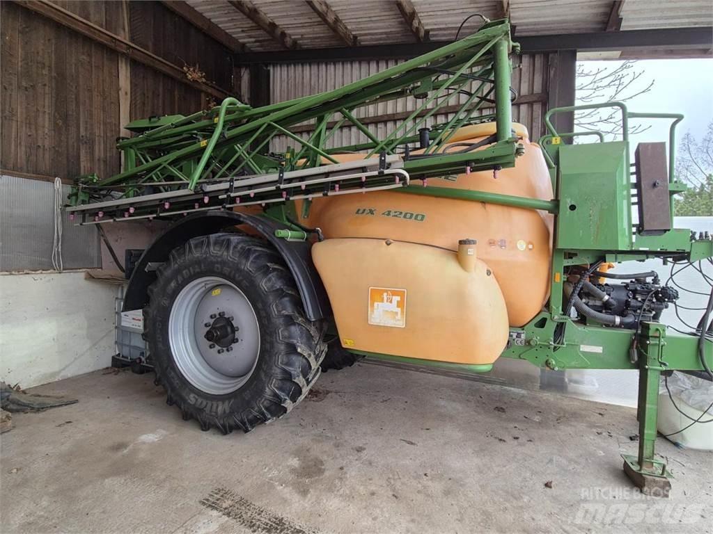 Amazone UX 4200 Hinattavat ruiskut