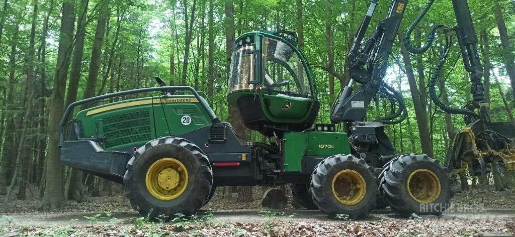 John Deere 1070G Harvesterit