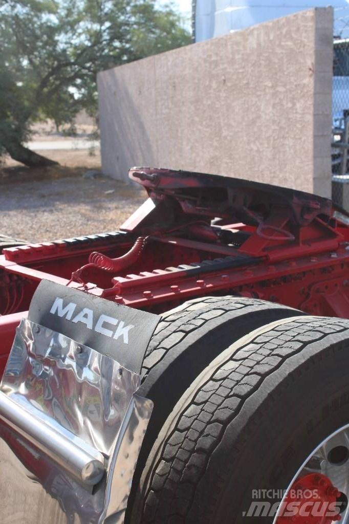 Mack Anthem Vetopöytäautot