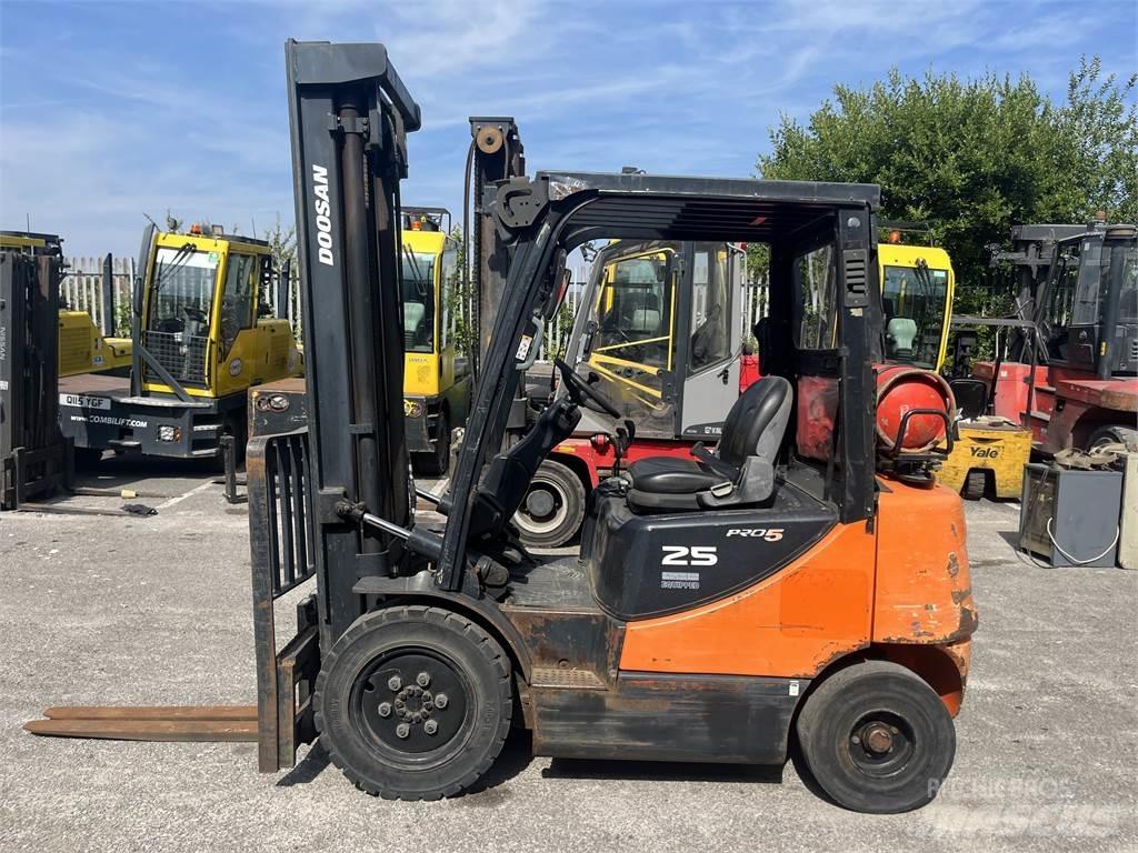Doosan G25E-5 Nestekaasutrukit