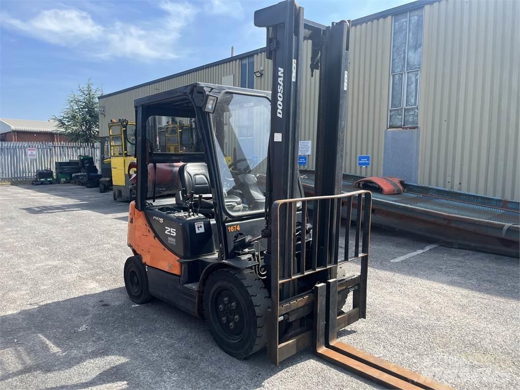 Doosan G25E-5 Nestekaasutrukit