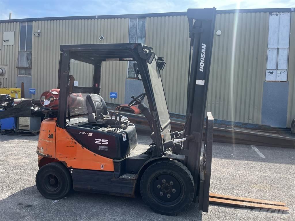 Doosan G25E-5 Nestekaasutrukit