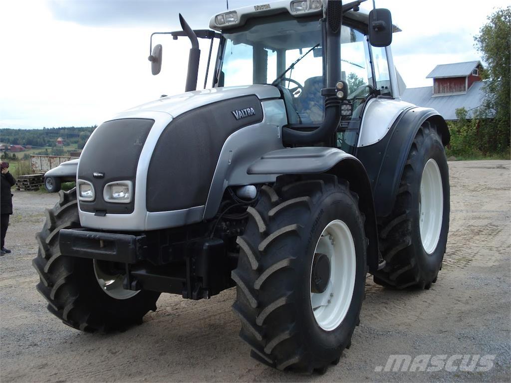 Valtra M150-4 Traktorit