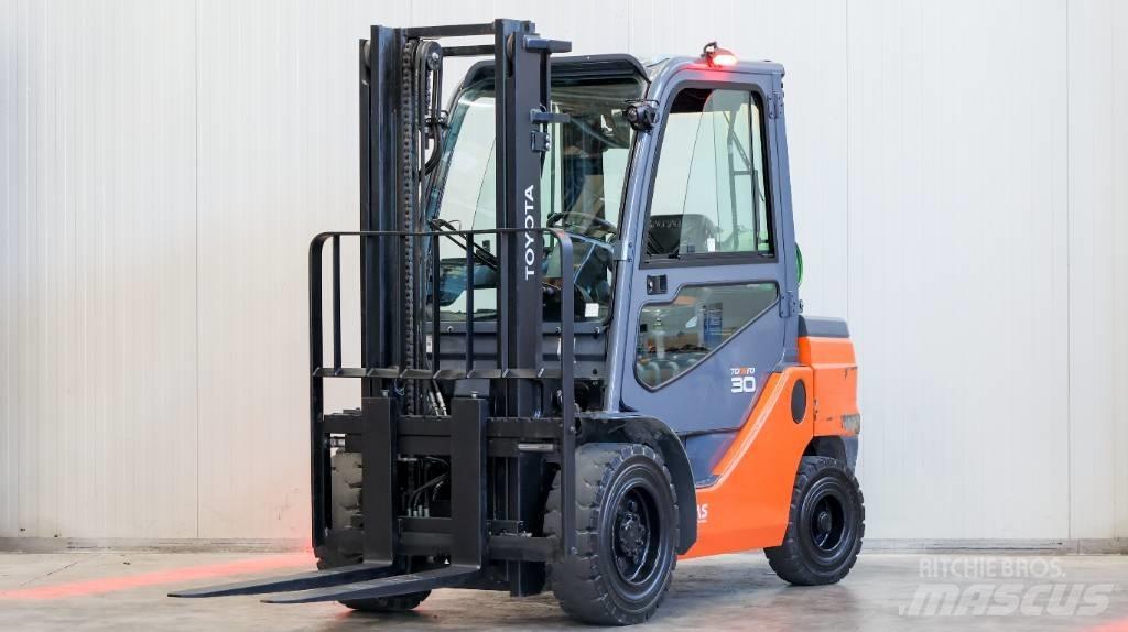 Toyota 02-8 FGF 30 Nestekaasutrukit