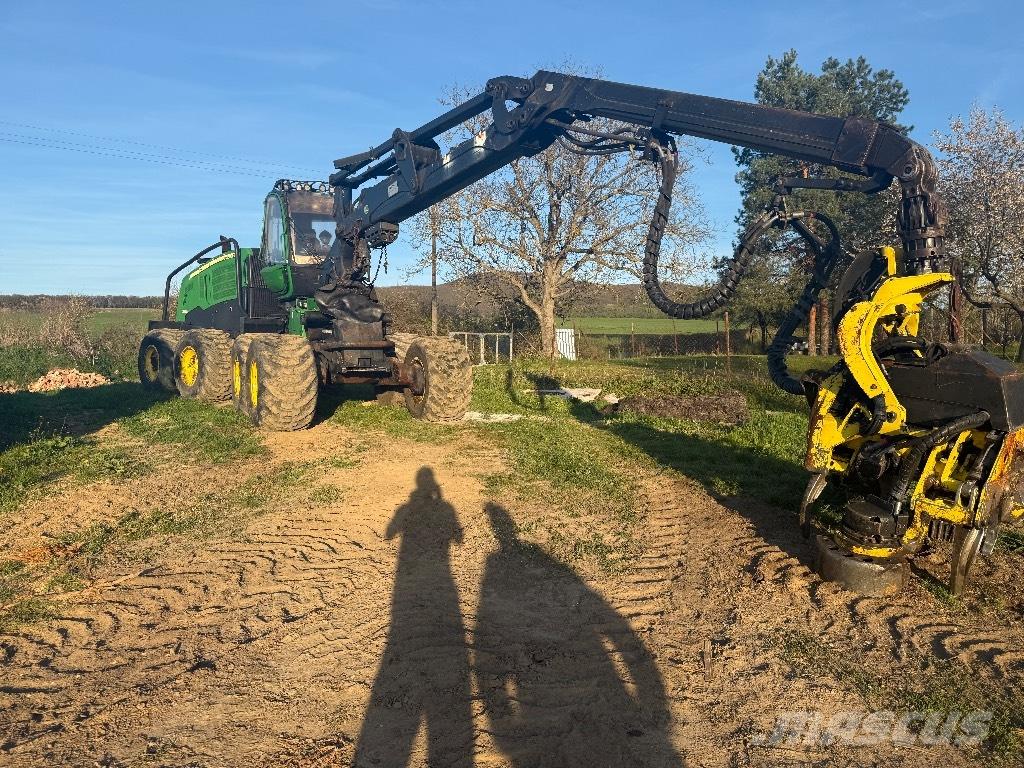 John Deere 1270 E Harvesterit