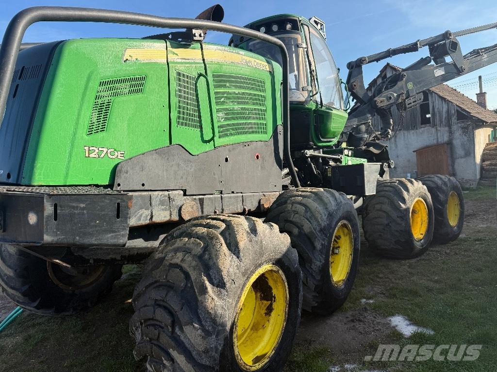 John Deere 1270 E Harvesterit