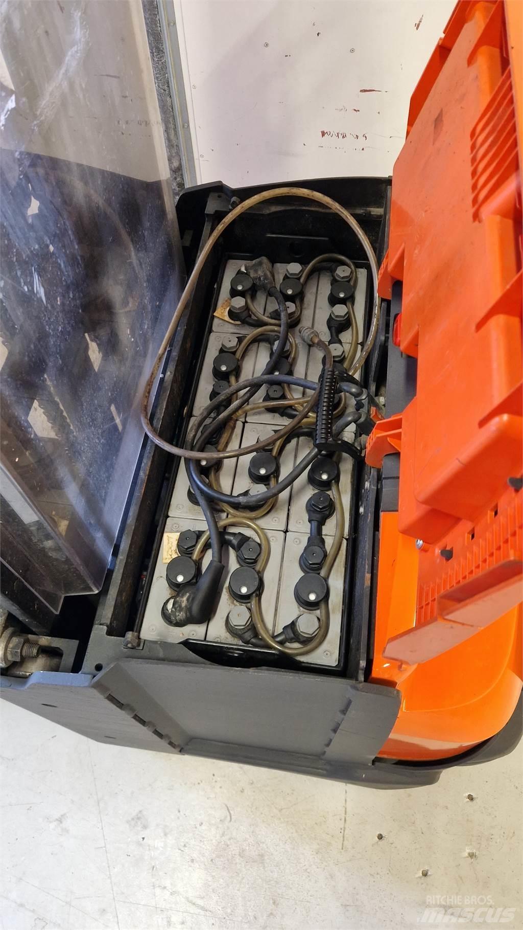 Toyota SWE140L Käyden ajettavat pinoamistrukit